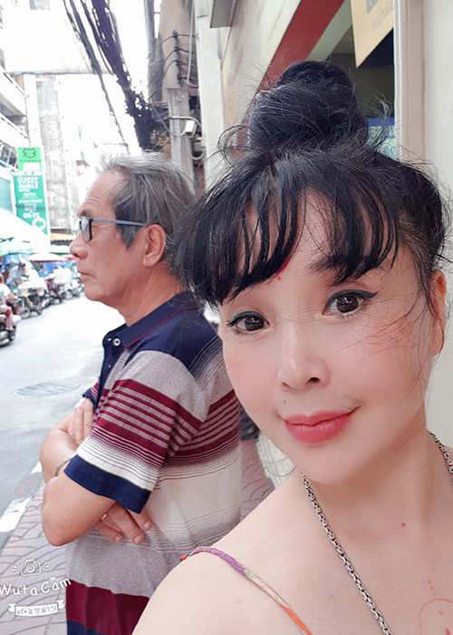 Nữ nghệ sĩ đang sống cùng đạo diễn Tất Bình tại Hà Nội.