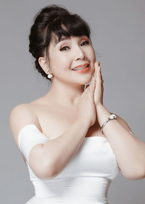 Trong một cuộc phỏng vấn, NSND Lan Hương thừa nhận cô đã phẫu thuật gò má và chăm sóc cơ mặt để khuôn mặt gọn hơn.