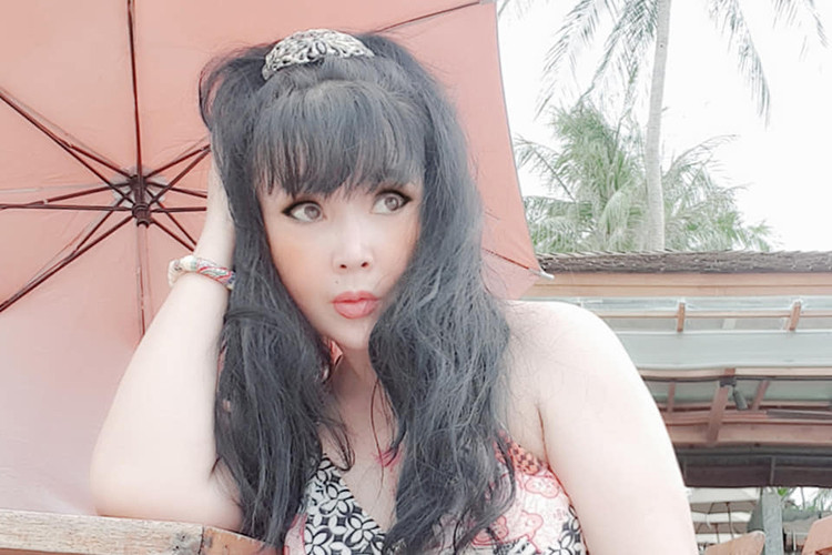 Trên trang cá nhân, NSND Lan Hương vừa khoe loạt ảnh của mình trong chuyến du lịch Thái Lan cùng đạo diễn Tất Bình. Vì sử dụng phần mềm chỉnh sửa nên gương mặt của nữ diễn viên trông khác lạ.