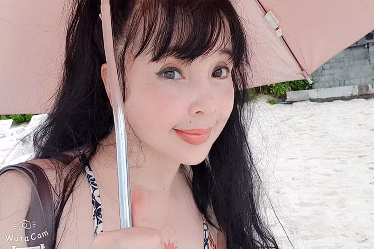 Đông đảo người hâm mộ bất ngờ trước nhan sắc của NSND Lan Hương trong loạt ảnh mới đây.