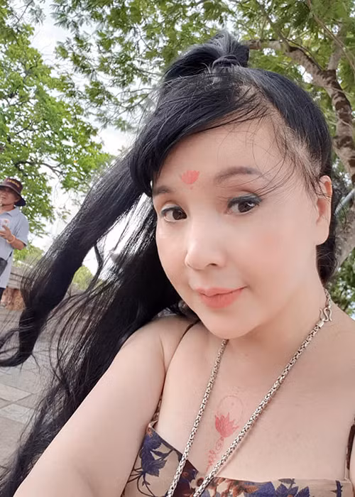 Ở tuổi U50, Lan Hương quyến rũ nhờ biết cách chăm sóc sắc đẹp.