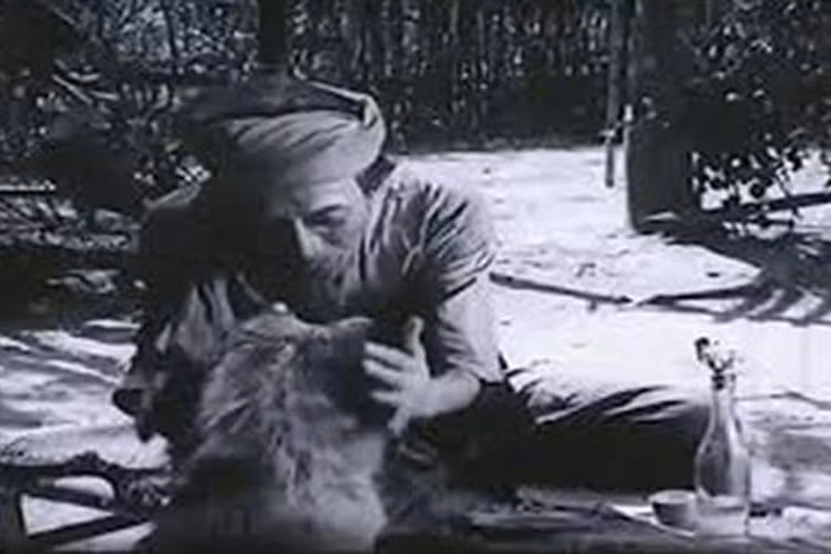 Đóng vai Lão Hạc trong “Làng Vũ Đại ngày ấy” là Kim Lân. Ông là nhà văn nổi tiếng với các tác phẩm như “Vợ nhặt”, “Làng”. Ảnh: Zing