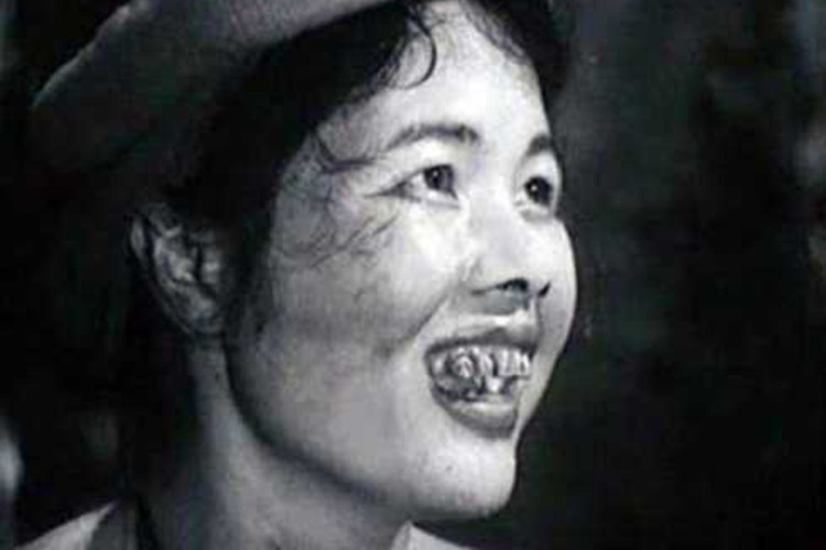 Giống nghệ sĩ Bùi Cường, nghệ sĩ Đức Lưu được nhiều thế hệ khán giả biết đến nhờ đóng phim “Làng Vũ Đại ngày ấy”. Trong phim, bà đảm nhận vai Thị Nở. Ảnh: VTC