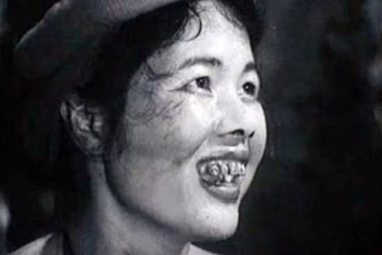 Giống nghệ sĩ Bùi Cường, nghệ sĩ Đức Lưu được nhiều thế hệ khán giả biết đến nhờ đóng phim “Làng Vũ Đại ngày ấy”. Trong phim, bà đảm nhận vai Thị Nở. Ảnh: VTC