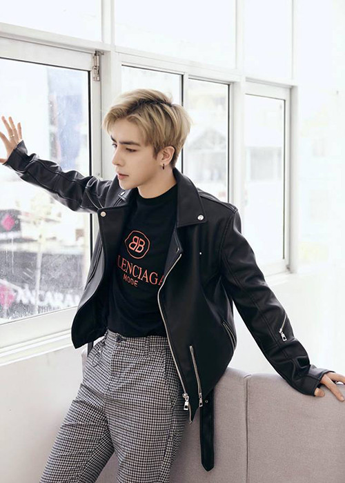 Chiếc mũi cao, cánh mũi thon, cằm nhọn bất thường khiến Kin Nguyễn bị nghi phẫu thuật thẩm mỹ.