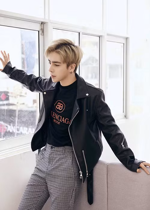 Chiếc mũi cao, cánh mũi thon, cằm nhọn bất thường khiến Kin Nguyễn bị nghi phẫu thuật thẩm mỹ.