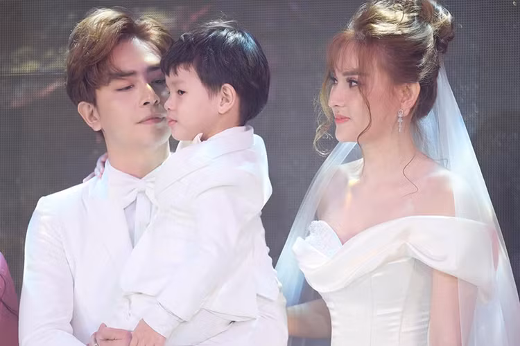 Giữa ồn ào, Thu Thủy lên tiếng bênh vực Kin Nguyễn. Cô khẳng định không có chuyện chồng ngược đãi con trai riêng.