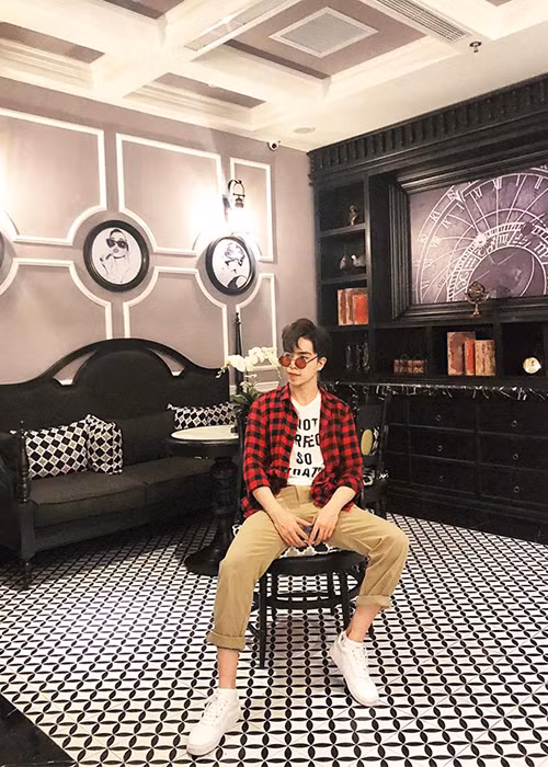 Chồng trẻ của Thu Thủy hiện sở hữu gương mặt điển trai được cho là đã qua dao kéo.