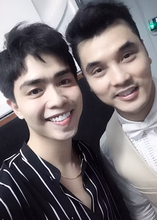 Kin Nguyễn khá thân với một số nghệ sĩ như ca sĩ Ưng Hoàng Phúc.