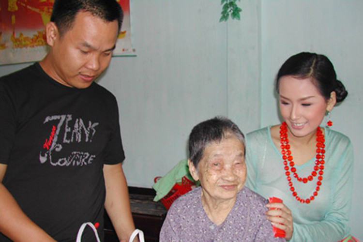 Đến năm 2010, Mai Phương Thúy không còn hợp tác với NTK Việt Hùng nhưng cả hai vẫn giữ mối quan hệ khá tốt đẹp. Ảnh: VTC