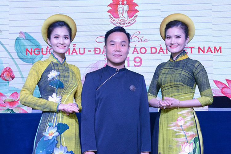 Nhà thiết kế Việt Hùng xuất thân là luật sư. Theo Người tiêu dùng, sau gia đình, anh luôn dành tình yêu cho thời trang. Sau khi bỏ nghề thuật sư, Việt Hùng bước chân vào nghề thiết kế thời trang.