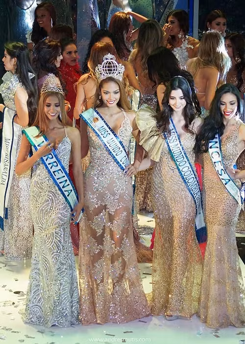 Sara là nhà thiết kế thời trang, năm nay 25 tuổi.