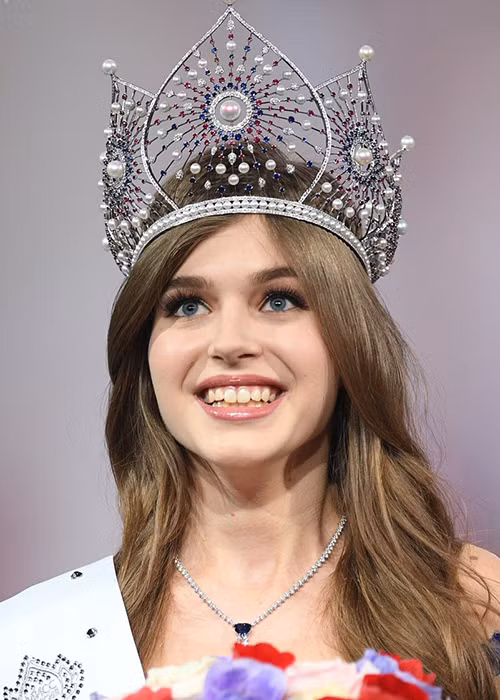 Alina Sanko là đại diện của Nga tại cuộc thi Miss World năm nay. Alina cao 1m75, sở hữu gương mặt xinh đẹp như búp bê. Cô hiện là sinh viên ngành kiến trúc.