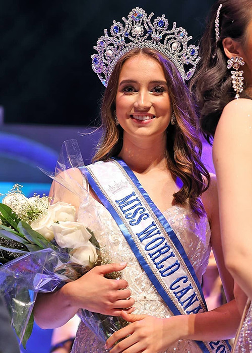 Naomi năm nay 19 tuổi, học năm thứ hai ngành điều dưỡng. Tại quê nhà, cô là diễn viên, người mẫu nổi tiếng.