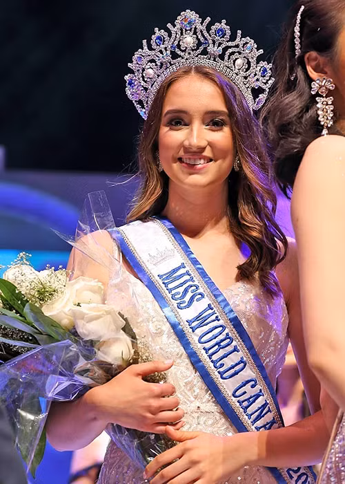 Naomi năm nay 19 tuổi, học năm thứ hai ngành điều dưỡng. Tại quê nhà, cô là diễn viên, người mẫu nổi tiếng.