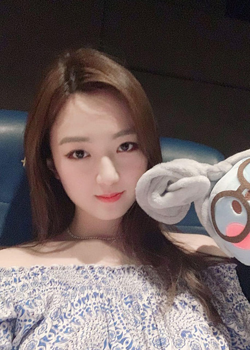 Anh Sa là con gái của Hoa hậu Giáng My. Cô nàng thừa hưởng nét đẹp từ mẹ nhưng theo hướng nhẹ nhàng, thanh thoát.