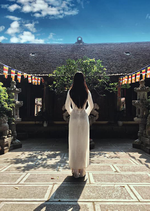 Không nhận ra Hồng Khanh mũm mĩm thủa nào bởi nay, con gái của Chiều Xuân sở hữu gương mặt thon gọn, xinh tươi.