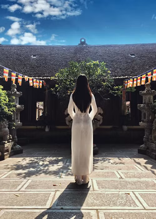 Không nhận ra Hồng Khanh mũm mĩm thủa nào bởi nay, con gái của Chiều Xuân sở hữu gương mặt thon gọn, xinh tươi.