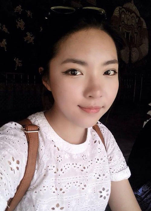 Lam Khê là con gái lớn của NSND Lê Khanh. Em khiến nhiều người trầm trồ vì nhan sắc xinh đẹp giống mẹ.