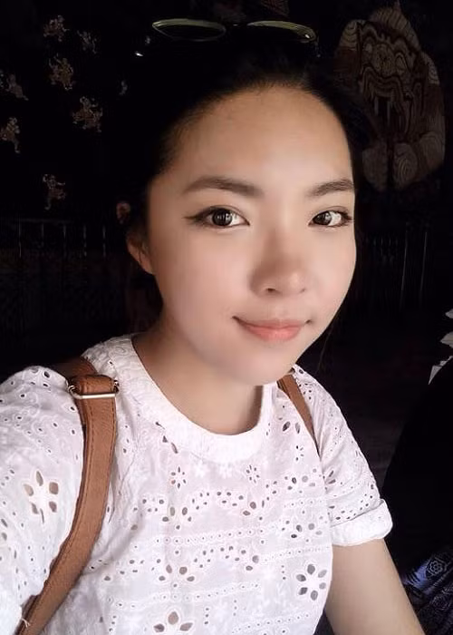 Lam Khê là con gái lớn của NSND Lê Khanh. Em khiến nhiều người trầm trồ vì nhan sắc xinh đẹp giống mẹ.