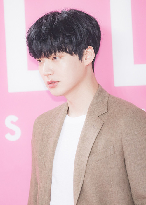 Sau lời tố của Goo Hye Sun, Ahn Jae Hyun bị nghi ngờ làm màu trước công chúng.