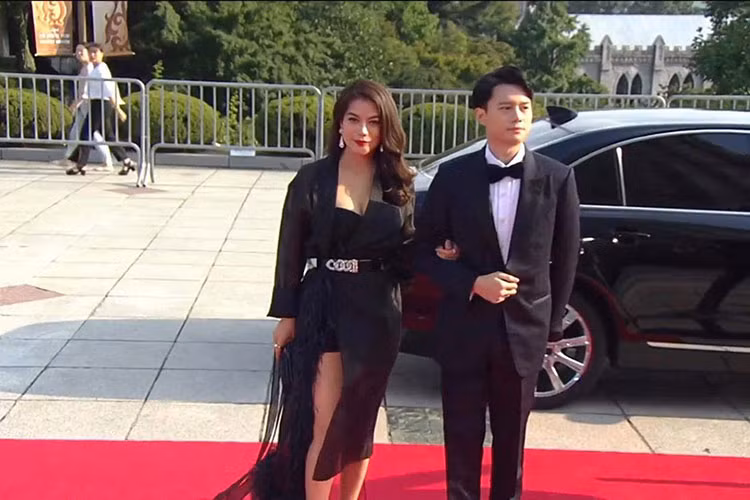 Ngoài đặt nghi vấn hẹn hò, không ít cư dân mạng lại cho rằng Trương Ngọc Ánh có lẽ chỉ đang nâng đỡ Anh Dũng.