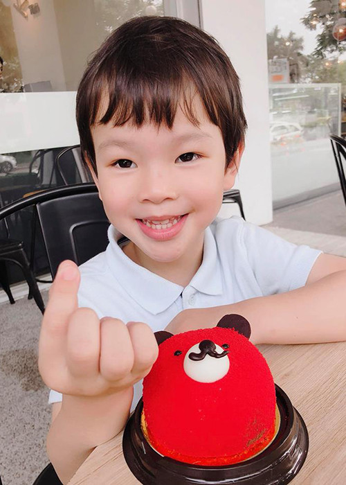 Hơn 2 tuổi rưỡi, con trai đã biết đếm từ 1-10 bằng tiếng Anh, thuộc và nhận biết tất cả màu sắc cũng bằng tiếng Anh.