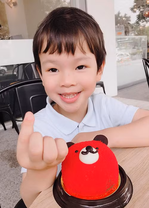 Hơn 2 tuổi rưỡi, con trai đã biết đếm từ 1-10 bằng tiếng Anh, thuộc và nhận biết tất cả màu sắc cũng bằng tiếng Anh.