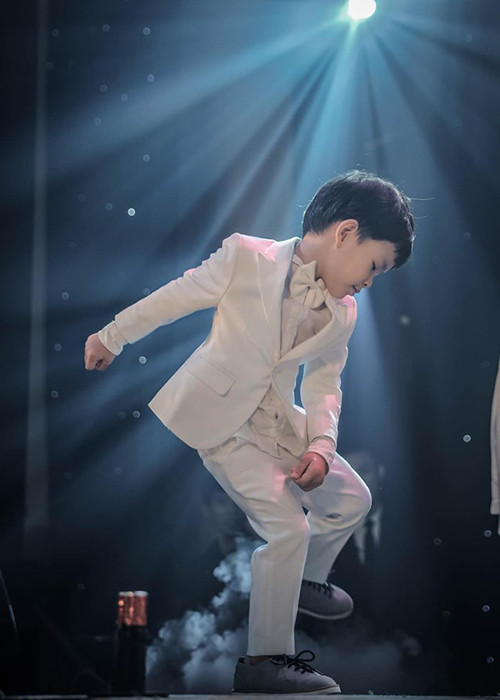 Con trai Thu Thủy càng lớn càng kháu khỉnh. Theo lời nữ ca sĩ, bé rất hiếu động, thích chạy nhảy.