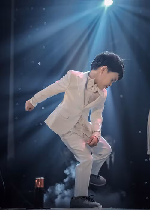 Con trai Thu Thủy càng lớn càng kháu khỉnh. Theo lời nữ ca sĩ, bé rất hiếu động, thích chạy nhảy.