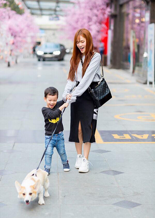 Con trai Thu Thủy sở hữu gương mặt giống hệt bố. Thậm chí, nữ ca sĩ từng nói vui rằng cô đã “đẻ mướn”.