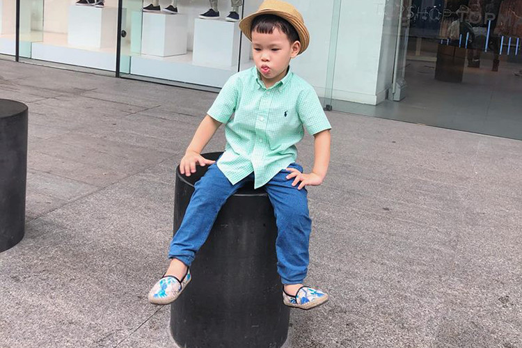 Bé Henry rất mê ô tô giống bố.