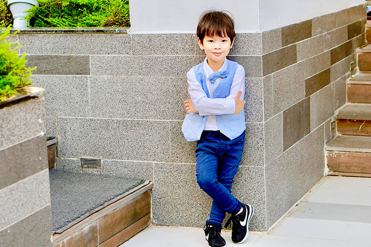 Từ nhỏ, bé Henry đã được bố mẹ cho ăn diện rất sành điệu.