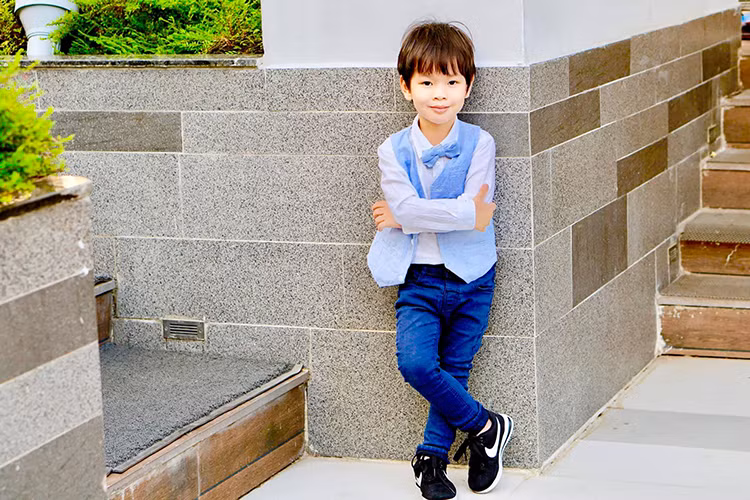 Từ nhỏ, bé Henry đã được bố mẹ cho ăn diện rất sành điệu.