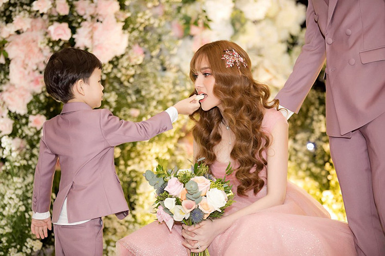 Giữa ồn ào, Thu Thủy cùng Kin Nguyễn lên tiếng phủ nhận chuyện bé Henry bị đối xử không tốt.