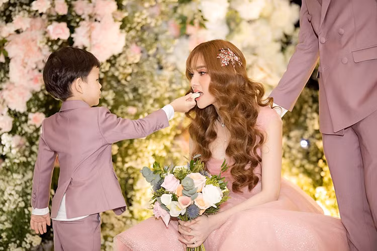 Giữa ồn ào, Thu Thủy cùng Kin Nguyễn lên tiếng phủ nhận chuyện bé Henry bị đối xử không tốt.