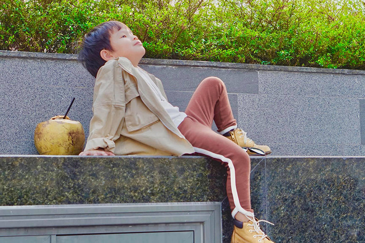 Theo lời Thu Thủy, con trai tự học tiếng Anh trên iPad và nói giọng chuẩn hơn mẹ.