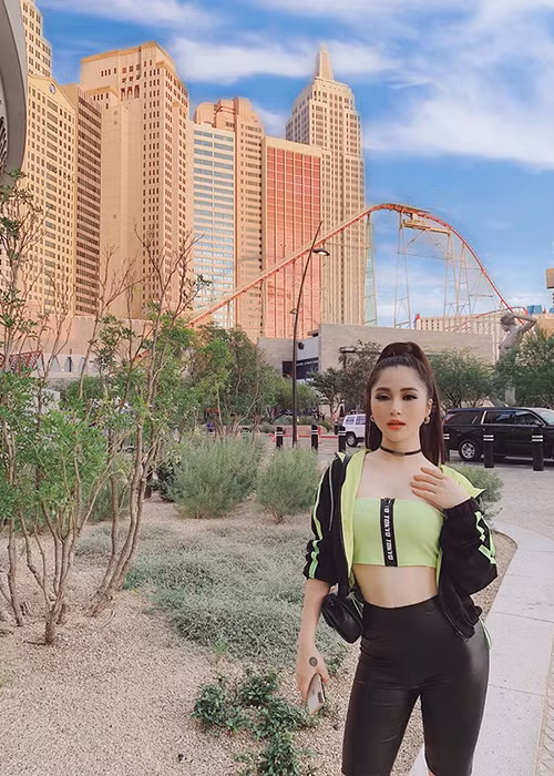 Hương Tràm hiện du học ở Mỹ. Được biết, ngoài học tập, nữ ca sĩ vẫn đi diễn.