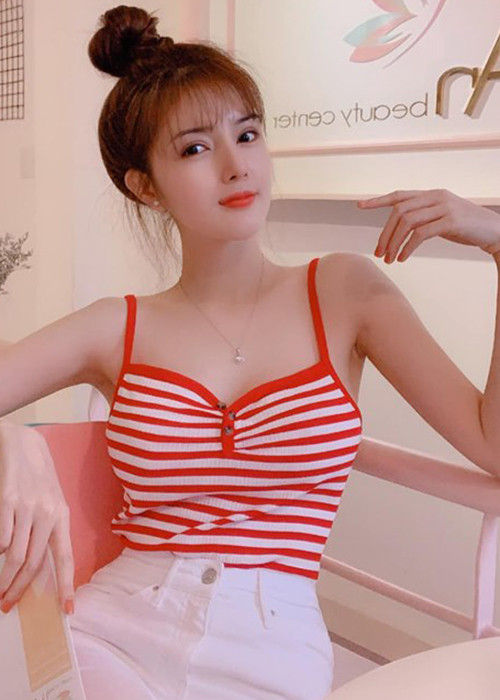 Hot girl từng hẹn hò Bùi Anh Tuấn theo đuổi hình ảnh theo xu hướng gợi cảm.