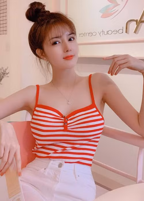 Hot girl từng hẹn hò Bùi Anh Tuấn theo đuổi hình ảnh theo xu hướng gợi cảm.