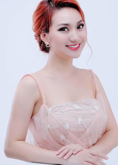 Tình cũ của Bùi Anh Tuấn nay trẻ trung, gợi cảm hơn trước đây.