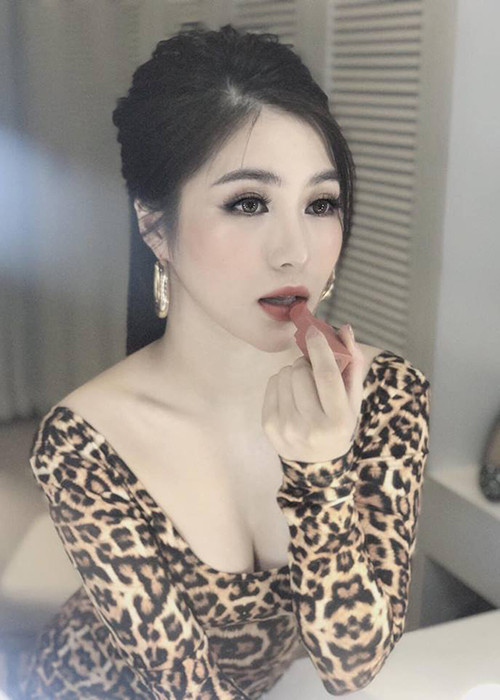 Sau khi chia tay Bùi Anh Tuấn, Hương Tràm lột xác, ngày càng quyến rũ.