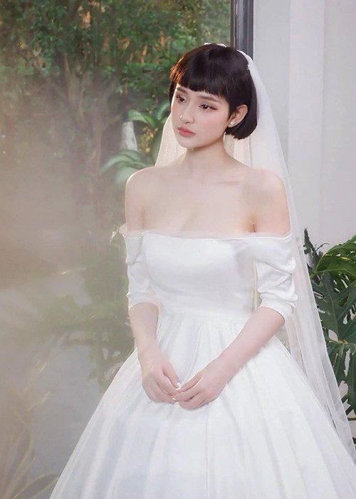 Bạn gái tin đồn của Bùi Anh Tuấn sở hữu gương mặt cá tính cùng vóc dáng nhỏ nhắn, được ví von giống như cô nàng búp bê xinh xắn.