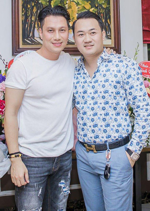 Theo Quế Vân, Việt Anh đã nâng mũi, căng phần nọng cằm, tiêm filler để tạm thời làm chiếc cằm chẻ biến mất, phục vụ cho bộ phim mới và tiêm tế bào gốc để làm đẹp da.