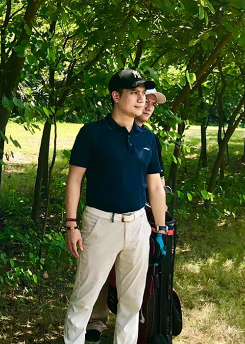 Hình ảnh nam diễn viên phim "Người phán xử" cùng bạn đi đánh golf cách đây không lâu.