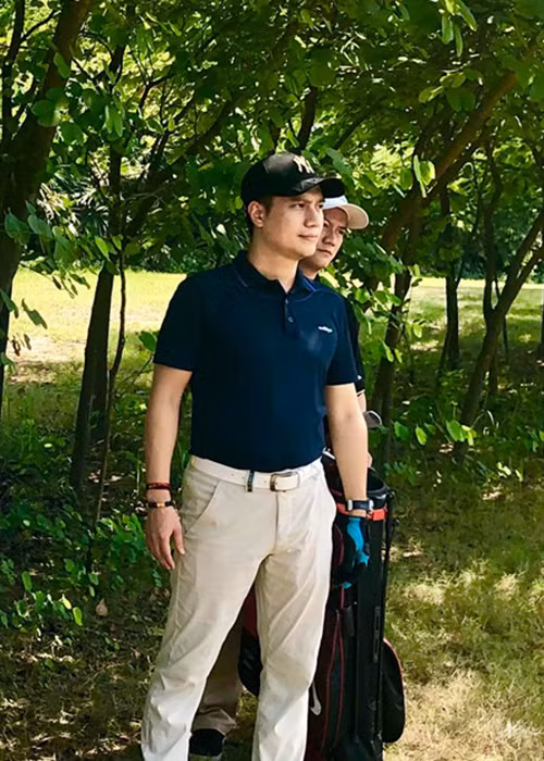 Hình ảnh nam diễn viên phim "Người phán xử" cùng bạn đi đánh golf cách đây không lâu.