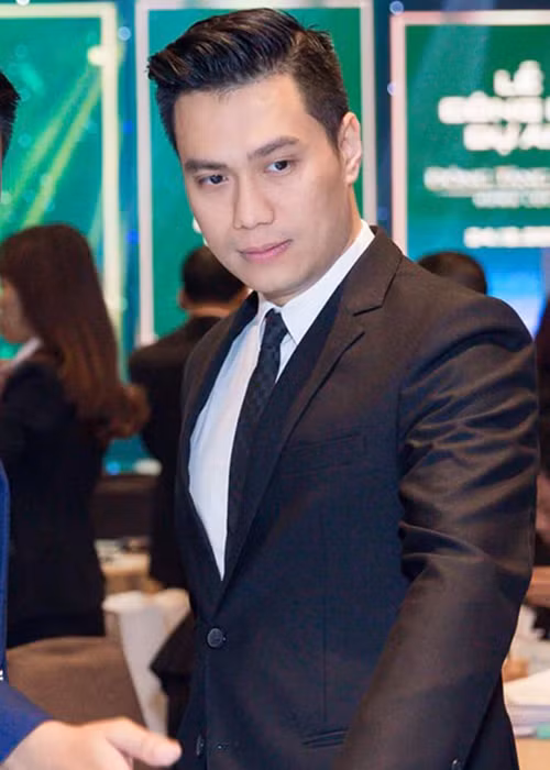 Việt Anh quyết định phẫu thuật gương mặt sau khi vừa tuyên bố ly hôn người vợ thứ 2.