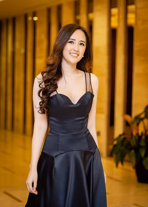 Người đẹp lựa chọn váy áo khôn ngoan nhằm khai thác tối đa hình thể gợi cảm. Ảnh: VOV