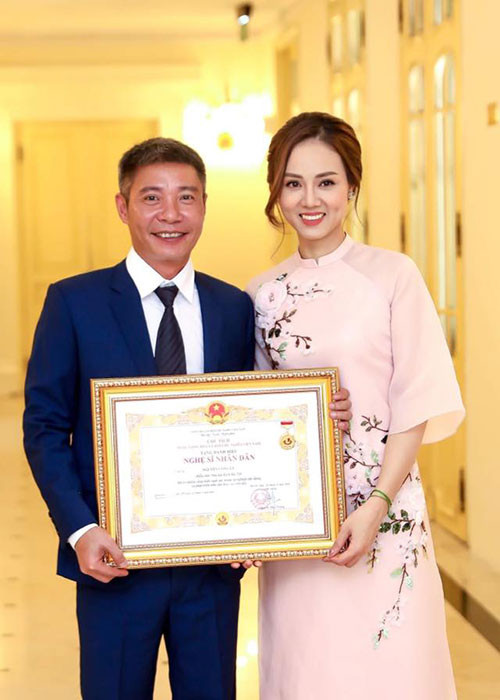 Mới đây khi Công Lý được phong tặng danh hiệu nghệ sĩ nhân dân, Ngọc Hà có mặt để chúc mừng anh.