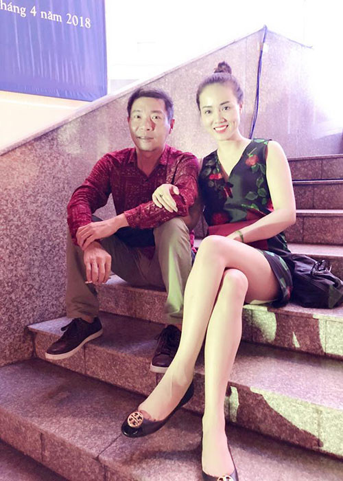 Chia sẻ trên Dân Trí, Công Lý tiết lộ bạn gái từ không biết nấu ăn đến thành thục chuyện bếp núc.